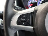 ステアリングスイッチ付き。前方から目を離すことなく操作することが可能です。