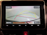 ハンドル操作に連動してガイドラインが変化するバックモニターを搭載しています。クルマは構造上多くの死角が有る為、とても便利な機能です。補助の為の装備なので、目視での確認も大切です。