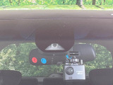 【ホンダセンシング】走行中に前方の車両等を認識し、衝突しそうな時は警報とブレーキで衝突回避と被害軽減をアシスト。より安全にドライブをお楽しみいただけます。