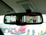 ルームミラーの片隅にアラウンドビューモニターの映像が映しだされます♪スイッチ操作により、「フロントビュー」「サイドブラインドビュー」を切り替えが可能です。
