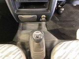 5速ミッションのマニュアル車になります。