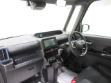 ダイハツのお店では、ダイハツ車を知り尽くしたプロフェッショナルが、専用の診断機器を使って各システムを点検しております。