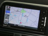 【7インチ】目的地を設定すれば、初めての場所でも簡単に行くことが出来ます。(音楽だって聴けちゃいます。)今や欠かせないアイテムですね。カーナビと共に楽しいカーライフを送って下さい!
