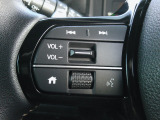 ハンドルにオーディオの操作スイッチが装備されています!視線を前方から外さずハンドルから手を離さずに操作できるのでとっても安全ですね♪