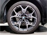 BMWの純正アロイホイールは軽量かつ強度にも優れているホイールで走行性能を引き上げる設計になっております。足元にもBMWは妥協がなくこだわっている個所になります。