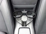 ドリンクホルダーが2つついております。着脱可能ですので。助手席のひざ元にも移動が可能になっています。
