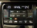 オートエアコンは左右席で独立温度コントロールが可能です。運転席はキンキンに冷やして助手席はマイルドにと言った設定が可能です☆暑さ寒さでケンカすることもなくなりますね♪