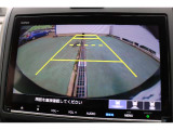 バックカメラを搭載しておりガイドラインも表示されますので車庫入れも安心ですね♪