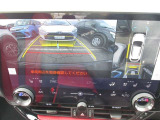 パノラミックビューモニター&バックモニター♪車両の前後左右に搭載した4つのカメラの映像を合成し、車を真上から見ているような映像を表示♪