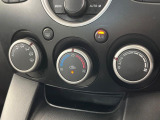 【オートエアコン】一度お好みの温度に設定すれば、車内の温度を検知し風量や温度を自動で調整。暑い&hellip;寒い&hellip;と何度もスイッチ操作をする必要はありません。快適な車内空間には必須の機能ですね♪