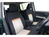 フロントシートはゆったりとしていて開放感があるベンチシートです。車内の移動も楽々です!狭い場所や駐車場で片側をギリギリに停めた際には便利ですよ!