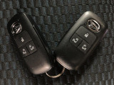 スマートキーを装備しています☆カギをカバンやポケットに入れて頂いた状態でドアロックの開閉やエンジンスタートをして頂けますよ!とても便利な装備です!