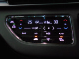 オートエアコンは左右席で独立温度コントロールが可能です。運転席はキンキンに冷やして助手席はマイルドにと言った設定が可能です☆暑さ寒さでケンカすることもなくなりますね♪