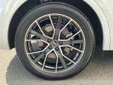 20インチ純正アルミホイール装備 全車両に標準装備の純正アルミホイールは、純正ならではのバランスの良いデザインと、走行安定性をお楽しみ頂けます。