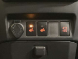 12V/120Wのアクセサリーソケット、始動直後から温まるシートヒータースイッチと車載カメラの視点切替スイッチが配置されています。