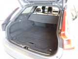 ラゲッジスペースは奥行きが深く、荷物を固定するためのフックや電源用のシガーソケットなど装備が充実しています ハッチのヒンジが奥にあるため、積み下ろし時の頭上に圧迫感はありません