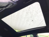 【パノラマルーフ】大型のガラスルーフ搭載で車内の解放感が一気にアップ!開放的なドライブをお楽しみいただけます。