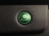 ★ECONスイッチ★ エコドライブを加速しよう!スイッチをONにすると、運転の仕方によるロスを抑え込み燃費をよくするようクルマが頑張ります(*^ー^*)燃費向上にチャレンジ♪