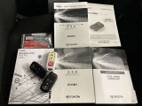あると便利なスマートキー付きです。鍵の開閉もエンジンの始動もワンタッチでとてもカンタンです。両手がふさがってても快適です。