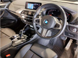 【ハンドル】ドライバーとBMW車の一体感がダイレクトに伝わるステアリングホイール。形状・太さへの拘りに加えて、操作性を高める為にスイッチ類も配置。クイックかつ安定のドライビングを体感下さい!