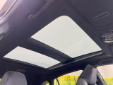 【ガラスルーフ】ガラスルーフ搭載で車内の解放感が一気にアップ!開放的なドライブをお楽しみいただけます。