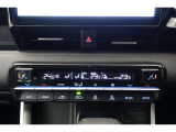 ★運転席と助手席でそれぞれお好みに合わせて温度設定が行えるフルオートエアコンです。外気温や室温、日射量を感知し、吹き出し温度、風量を緻密に制御します