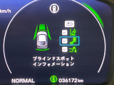 【ブラインドスポットインフォメーション】走行中、ドアミラーの死角になりやすい箇所に後続車が接近するとサイドミラー付近に警告を表示、ドライバーに注意喚起をしてくれます。