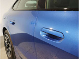 【デザインとの融合】BMWデザイナーが創り出したボディデザインを損なう事のない様に配置とデザインに拘っています。ドアノブについてもBMWの拘りに妥協はありません。