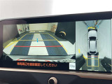 バックカメラの他に上から見下ろしたような画像が見れるアラウンド(全方位)モニター。前後左右を把握できる、すごい機能が装備されています!
