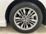 スーパークロームメタリック塗装の純正のアルミホイールを装着しています。タイヤサイズは225/60R18です。