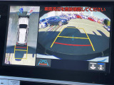 【パノラミックビューモニター】クルマを真上から見下ろした視点で駐車をサポートします!クルマの斜め後ろや真横など、いち早く障害物に気が付くことができます。