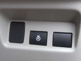 寒い日に、スイッチONで冷えた手も温まるステアリングヒーター。冬の運転の快適性に貢献します。寒冷地仕様でドアミラーもヒーター付きです。