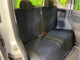 後部座席も気になるようなキズ・汚れやへたり等、大きなダメージはなく、良好な状態です。