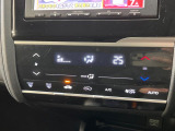 【オートエアコン】一度お好みの温度に設定すれば、車内の温度を検知し風量や温度を自動で調整。暑い&hellip;寒い&hellip;と何度もスイッチ操作をする必要はありません。快適な車内空間には必須の機能ですね♪