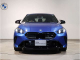 【BMWの伝統-1】BMWの特徴的な&ldquo;キドニーグリル&rdquo;は、80年以上続く伝統の形でございます。変わらないこだわりのデザインが、プレミアムブランド&ldquo;BMW&rdquo;を創り出します。