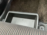 助手席シート下などたくさんの収納スペース付きです。