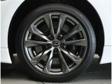 純正アルミホイール。デザインが素敵ですね。お車全体のイメージ変わりますね。ホイールの重量やタイヤの放熱性など性能面に大きく関わる部分ですよね。タイヤサイズは 245/45R20 です。