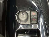 【電動格納ミラー】運転席のスイッチで、ドアミラーの開閉や角度の調整ができます。
