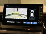 リバースギアに入れるだけで後方の表示へ切り替わります。夜間や雨の日の駐車も楽になりますよ。