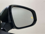 ブラインドスポットモニターはドアミラーの死角領域に入った車両の存在に加え、急接近してくる車両も検知します。車両を検知するとドアミラーに搭載されたLEDインジケーターが点灯します。