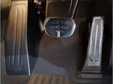 【ペダル】BMWはオルガン式アクセルペダルを採用しています。踏み込む足とペダルが同じ軌跡を描くため、かかとがずれにくく、アクセルコントロールがよりしやすくなるメリットがあります。