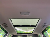 【パノラマルーフ】大型のガラスルーフ搭載で車内の解放感が一気にアップ!開放的なドライブをお楽しみいただけます。