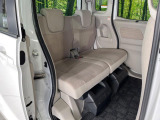 後部座席も気になるようなキズ・汚れやへたり等、大きなダメージはなく、良好な状態です。