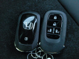 スマートキー付!キーを取り出さなくてもドアロックの施錠・開錠、エンジンの始動が出来ます!雨の日や荷物の多い日にとても便利ですね♪