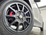 【純正15インチアルミホイール】外観にマッチした純正アルミホイールを装着しております。各種社外アルミホイールや、スタッドレスタイヤも取扱いしております。是非ご相談ください♪