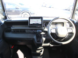 操作性に優れた運転席となります!小物入れや各ボタンの配置にこだわり、使いやすいです!座り心地もよく視認性も良好なのでロングドライブもお任せ下さい!