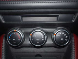 オートエアコン 自動車室内の希望温度を設定すると、自動的にヒーターやクーラーの温度調整や風量調整などを行ってくれる快適装備です!
