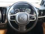 オーソドックスな3本スポーク式のステアリングですが、ホーン周りがラウンドしたデザインが特徴的なステアリングです オーディオやクルーズコントロールなど、ステアリングスイッチが充実しています