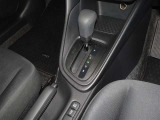 操作が楽なフロアシフトです、レバー式パーキングブレーキで足元インパネ周りもすっきりしています。