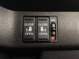 【両側パワースライドドア】両側がパワースライドドアになっており、運転席のスイッチやスマートキーでも開閉が可能です!開口部も広いので乗り降りも楽々♪